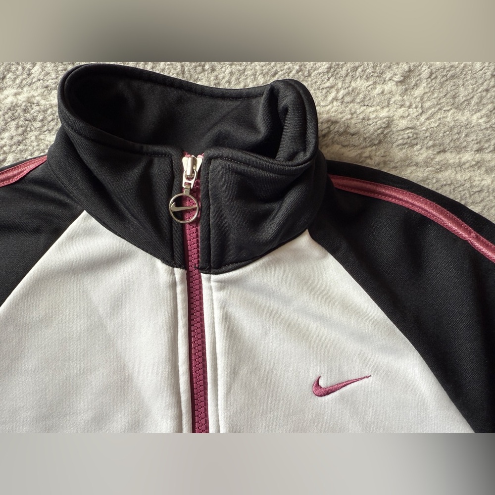 Nike zip up light weight jacket - Picture 4 of 7